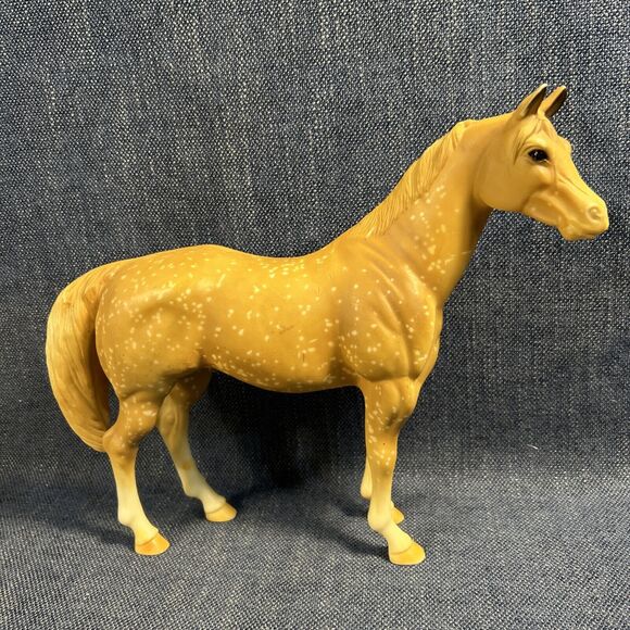 Blue Ribbon Ranch Quarter Horse Dapple Palomino Blue Box 9.5” - Picture 4 of 16